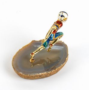 DAMIANI: spilla in oro, diamanti e smalti raffigurante giocatore di football americano  - Asta Gioielli, orologi, argenti e penne - Associazione Nazionale - Case d'Asta italiane