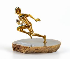 DAMIANI: spilla in oro, diamanti e smalti raffigurante giocatore di football americano  - Asta Gioielli, orologi, argenti e penne - Associazione Nazionale - Case d'Asta italiane