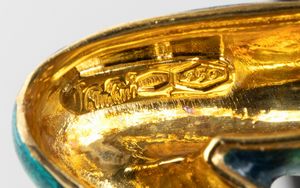 DAMIANI: spilla in oro, diamanti e smalti raffigurante giocatore di football americano  - Asta Gioielli, orologi, argenti e penne - Associazione Nazionale - Case d'Asta italiane