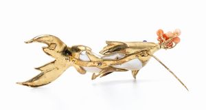 ASCIONE: spilla a forma di pesciolino in argento madreperla e corallo  - Asta Gioielli, orologi, argenti e penne - Associazione Nazionale - Case d'Asta italiane