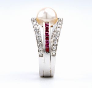 ASCIONE: anello in oro con rubini, diamanti e perla  - Asta Gioielli, orologi, argenti e penne - Associazione Nazionale - Case d'Asta italiane