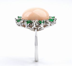 ASCIONE: anello in oro con corallo pelle d'angelo, diamanti e smeraldi  - Asta Gioielli, orologi, argenti e penne - Associazione Nazionale - Case d'Asta italiane