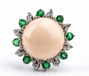 ASCIONE: anello in oro con corallo pelle d'angelo, diamanti e smeraldi  - Asta Gioielli, orologi, argenti e penne - Associazione Nazionale - Case d'Asta italiane