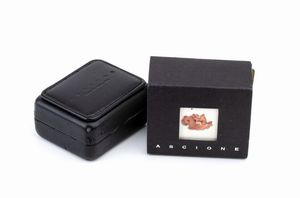 ASCIONE: anello in oro con corallo pelle d'angelo, diamanti e smeraldi  - Asta Gioielli, orologi, argenti e penne - Associazione Nazionale - Case d'Asta italiane