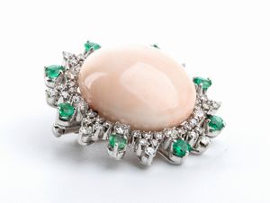 ASCIONE: spilla in oro con corallo pelle d'angelo, diamanti e smeraldi  - Asta Gioielli, orologi, argenti e penne - Associazione Nazionale - Case d'Asta italiane