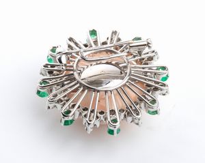 ASCIONE: spilla in oro con corallo pelle d'angelo, diamanti e smeraldi  - Asta Gioielli, orologi, argenti e penne - Associazione Nazionale - Case d'Asta italiane