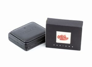 ASCIONE: spilla in oro con corallo pelle d'angelo, diamanti e smeraldi  - Asta Gioielli, orologi, argenti e penne - Associazione Nazionale - Case d'Asta italiane