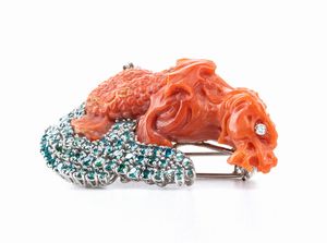 ASCIONE: spilla in oro, corallo cerasuolo e diamanti blu  - Asta Gioielli, orologi, argenti e penne - Associazione Nazionale - Case d'Asta italiane