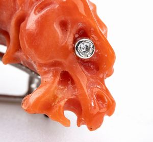 ASCIONE: spilla in oro, corallo cerasuolo e diamanti blu  - Asta Gioielli, orologi, argenti e penne - Associazione Nazionale - Case d'Asta italiane