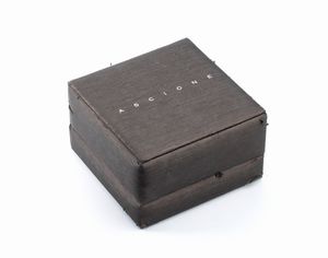 ASCIONE: spilla in oro, corallo cerasuolo e diamanti blu  - Asta Gioielli, orologi, argenti e penne - Associazione Nazionale - Case d'Asta italiane