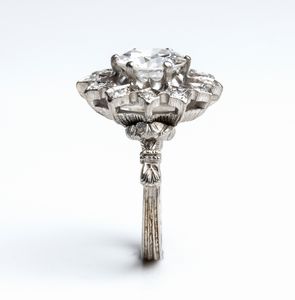 Anello in oro con diamante centrale circa 1.70 ct  - Asta Gioielli, orologi, argenti e penne - Associazione Nazionale - Case d'Asta italiane