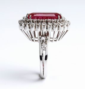 Anello in oro con rubino Birmano e diamanti  - Asta Gioielli, orologi, argenti e penne - Associazione Nazionale - Case d'Asta italiane