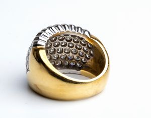 Anello in oro con pav di diamanti  - Asta Gioielli, orologi, argenti e penne - Associazione Nazionale - Case d'Asta italiane