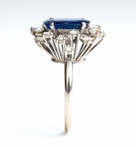 Anello in oro con zaffiro incorniciato da diamanti  - Asta Gioielli, orologi, argenti e penne - Associazione Nazionale - Case d'Asta italiane