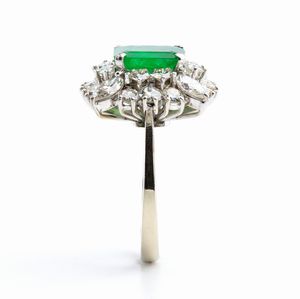 Anello in oro con smeraldo e diamanti  - Asta Gioielli, orologi, argenti e penne - Associazione Nazionale - Case d'Asta italiane