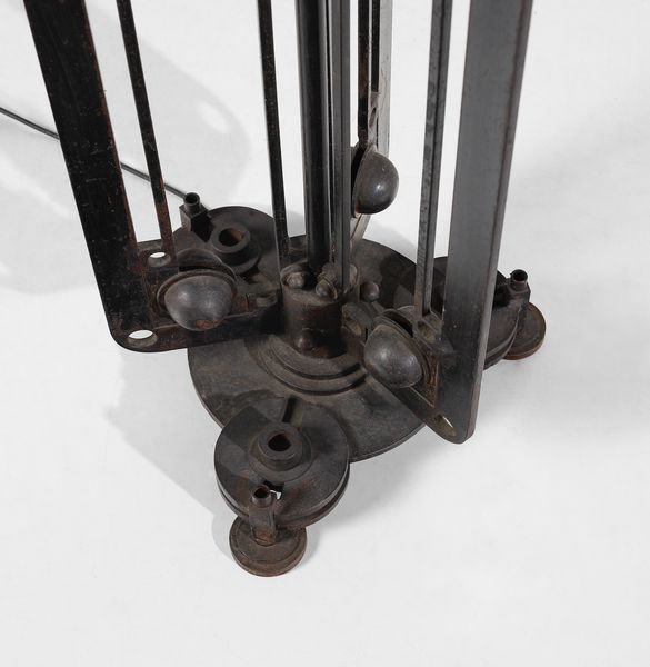 FALLANI ROBERTO  (n. 1937) : Tripode Lampada da terra-scultura  - Asta Asta 427 | DESIGN E ARTI DECORATIVE DEL NOVECENTO Tradizionale - Associazione Nazionale - Case d'Asta italiane