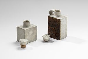 GAMBONE GUIDO (1909 - 1969) : Due bottiglie  - Asta Asta 427 | DESIGN E ARTI DECORATIVE DEL NOVECENTO Tradizionale - Associazione Nazionale - Case d'Asta italiane