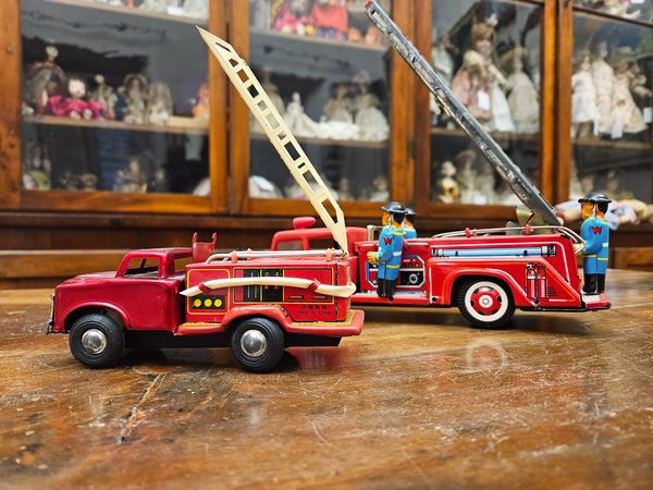 Due modellini di camion dei pompieri  - Asta Bambole e Balocchi - Associazione Nazionale - Case d'Asta italiane