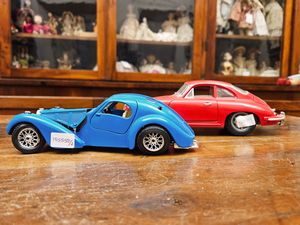 Due modellini d'auto d'epoca Burago  - Asta Bambole e Balocchi - Associazione Nazionale - Case d'Asta italiane