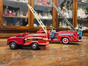 Due modellini di camion dei pompieri  - Asta Bambole e Balocchi - Associazione Nazionale - Case d'Asta italiane