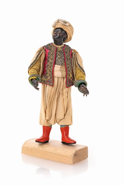 Pastore moro di lontananza con gilet rosso e turbante arricchito con perline  - Asta Dalla Collezione Antonio Latini e altre provenienze Antichi Pastori da Presepe, Accessori e libri sul tema - Associazione Nazionale - Case d'Asta italiane