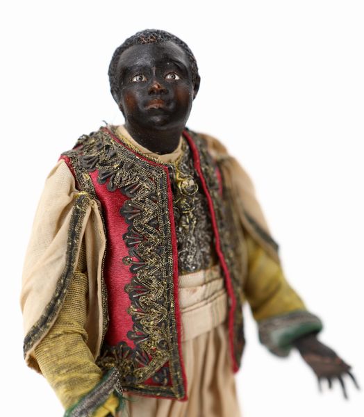 Pastore moro di lontananza con gilet rosso e turbante arricchito con perline  - Asta Dalla Collezione Antonio Latini e altre provenienze Antichi Pastori da Presepe, Accessori e libri sul tema - Associazione Nazionale - Case d'Asta italiane