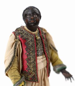 Pastore moro di lontananza con gilet rosso e turbante arricchito con perline  - Asta Dalla Collezione Antonio Latini e altre provenienze Antichi Pastori da Presepe, Accessori e libri sul tema - Associazione Nazionale - Case d'Asta italiane