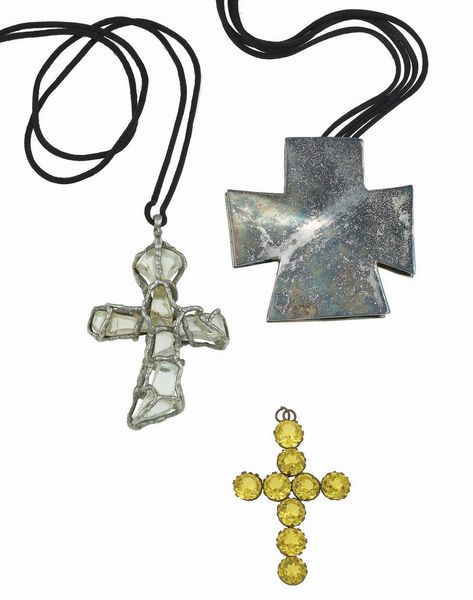 Lotto composto da tre pendenti con vetri, metallo argentato e cristallo di rocca  - Asta Fine Jewels - Associazione Nazionale - Case d'Asta italiane