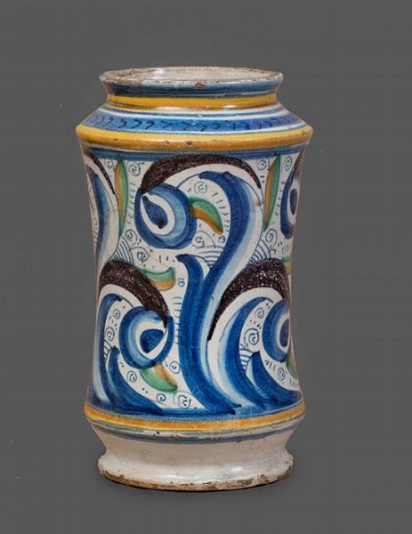 Fabbriche di Montelupo, seconda metà del XVI secolo : Albarello policromo con foglia gotica  - Asta Antiquariato, Dipinti antichi e del XIX secolo - Associazione Nazionale - Case d'Asta italiane