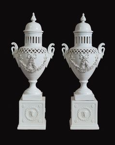 Bassano, fine XIX secolo - Coppia di vasi potpourri biansati