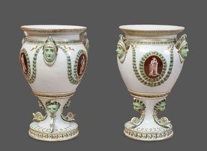 Manifattura del Barone  di Malvica, Palermo - Coppia di vasi a tre anse a testa muliebre crestata