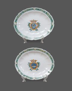 Napoli o Cerreto seconda metà del XVIII secolo - Coppia di vassoietti ovali con stemma al centro