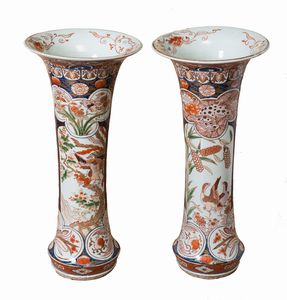 Manifattura orientale, XIX secolo - Importante coppia di vasi a tromba in porcellana Imari