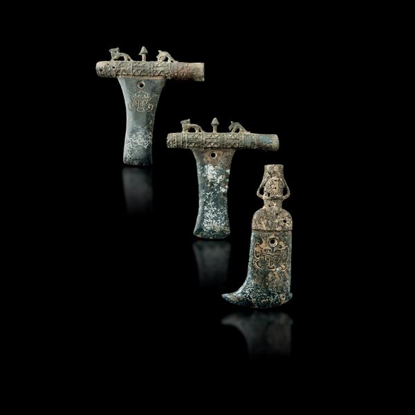Tre asce cerimoniali in giada e bronzo in stile arcaico, Cina, XX secolo  - Asta Fine Chinese Works of Art - Associazione Nazionale - Case d'Asta italiane