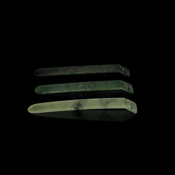 Tre tagliacarte in giada verde spinacio, Cina, Dinastia Qing, XIX secolo  - Asta Fine Chinese Works of Art - Associazione Nazionale - Case d'Asta italiane