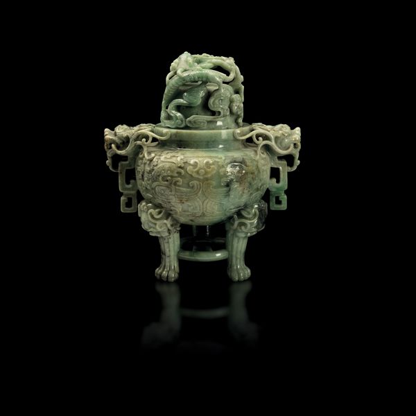 Vaso con coperchio scolpito in giadeite con sfumature green apple, mascheroni, figure di draghetti a rilievo e decori incisi, Cina, Dinastia Qing, XIX secolo  - Asta Fine Chinese Works of Art - Associazione Nazionale - Case d'Asta italiane