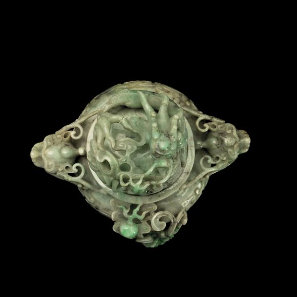 Vaso con coperchio scolpito in giadeite con sfumature green apple, mascheroni, figure di draghetti a rilievo e decori incisi, Cina, Dinastia Qing, XIX secolo  - Asta Fine Chinese Works of Art - Associazione Nazionale - Case d'Asta italiane