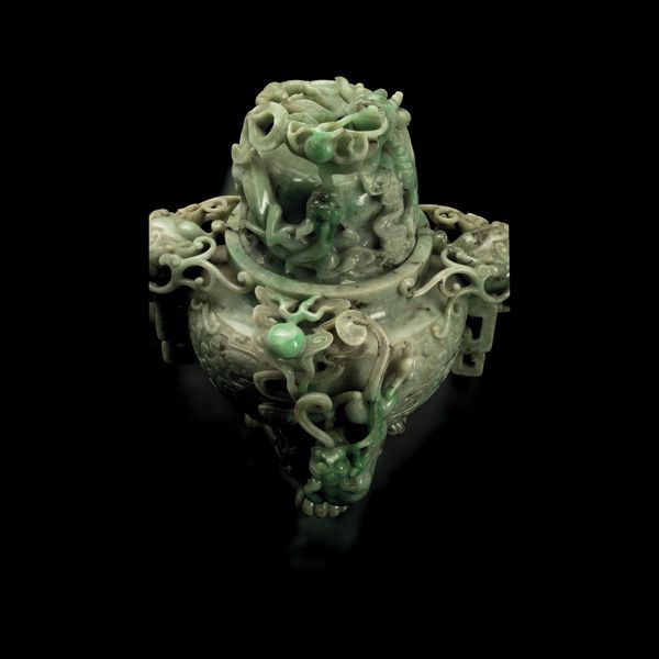 Vaso con coperchio scolpito in giadeite con sfumature green apple, mascheroni, figure di draghetti a rilievo e decori incisi, Cina, Dinastia Qing, XIX secolo  - Asta Fine Chinese Works of Art - Associazione Nazionale - Case d'Asta italiane