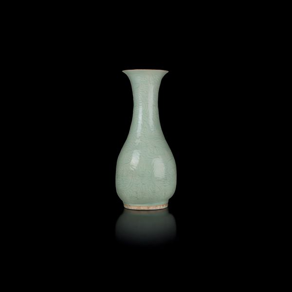 Vaso a bottiglia in porcellana celadon longquan, Cina, Dinastia Ming, XV secolo  - Asta Fine Chinese Works of Art - Associazione Nazionale - Case d'Asta italiane