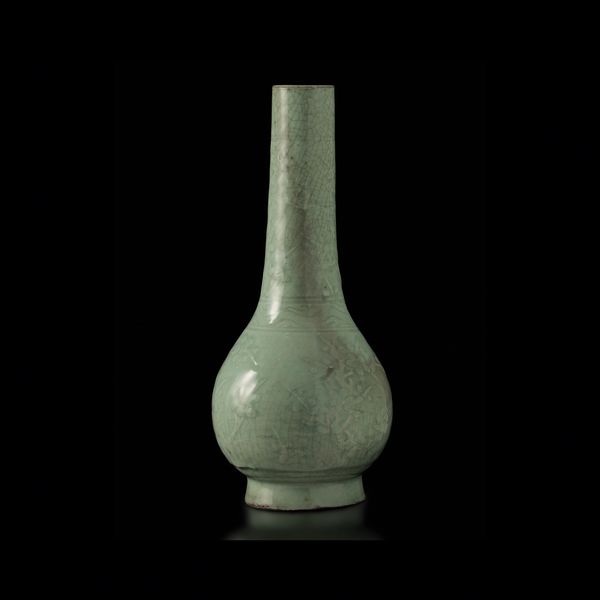 Vaso a bottiglia in porcellana celadon longquan, Cina, Dinastia Ming, XVI secolo  - Asta Fine Chinese Works of Art - Associazione Nazionale - Case d'Asta italiane
