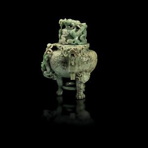 Vaso con coperchio scolpito in giadeite con sfumature green apple, mascheroni, figure di draghetti a rilievo e decori incisi, Cina, Dinastia Qing, XIX secolo  - Asta Fine Chinese Works of Art - Associazione Nazionale - Case d'Asta italiane