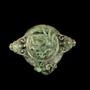 Vaso con coperchio scolpito in giadeite con sfumature green apple, mascheroni, figure di draghetti a rilievo e decori incisi, Cina, Dinastia Qing, XIX secolo  - Asta Fine Chinese Works of Art - Associazione Nazionale - Case d'Asta italiane