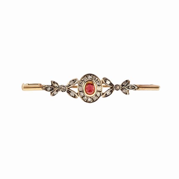 Due spille con diamanti  - Asta Gioielli - Associazione Nazionale - Case d'Asta italiane