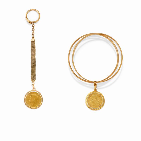 Bracciale rigido con moneta e portachiavi  - Asta Gioielli - Associazione Nazionale - Case d'Asta italiane