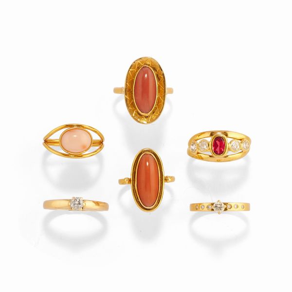 Sei anelli con corallo, diamanti e pietre sintetiche  - Asta Gioielli - Associazione Nazionale - Case d'Asta italiane