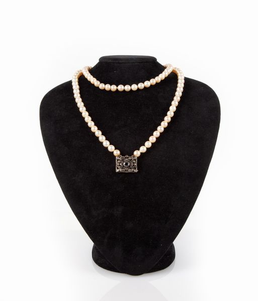 Collana di perle con fermezza in oro e argento, diamanti e zaffiro  - Asta Asta Gioielli e Orologi - Associazione Nazionale - Case d'Asta italiane