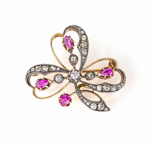 Spilla pendente a foglia in oro rubini e diamanti  - Asta Asta Gioielli e Orologi - Associazione Nazionale - Case d'Asta italiane