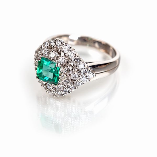 Anello in oro smeraldo e brillanti  - Asta Asta Gioielli e Orologi - Associazione Nazionale - Case d'Asta italiane