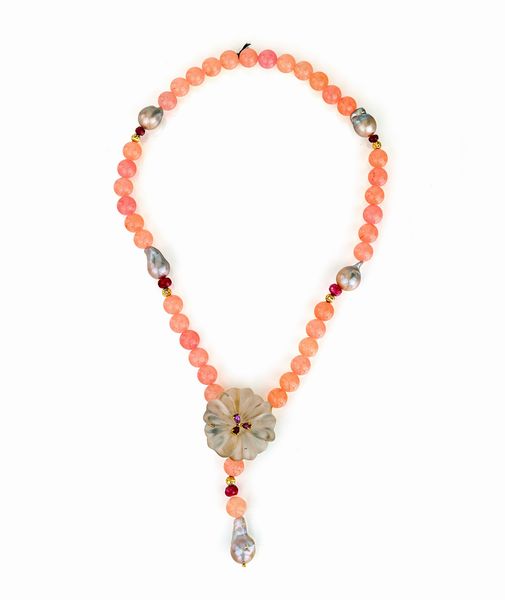 Collana in oro, giada rosa, perle, ametiste, rubini, cristallo rocca.  - Asta Asta Gioielli e Orologi - Associazione Nazionale - Case d'Asta italiane
