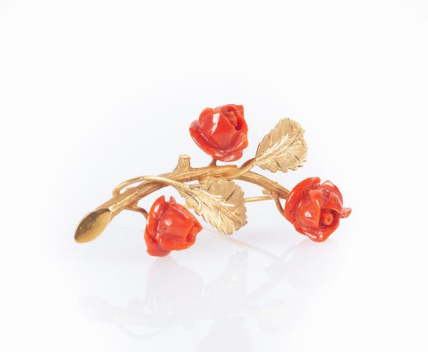 Spilla in oro  con fiori in corallo  - Asta Asta Gioielli e Orologi - Associazione Nazionale - Case d'Asta italiane